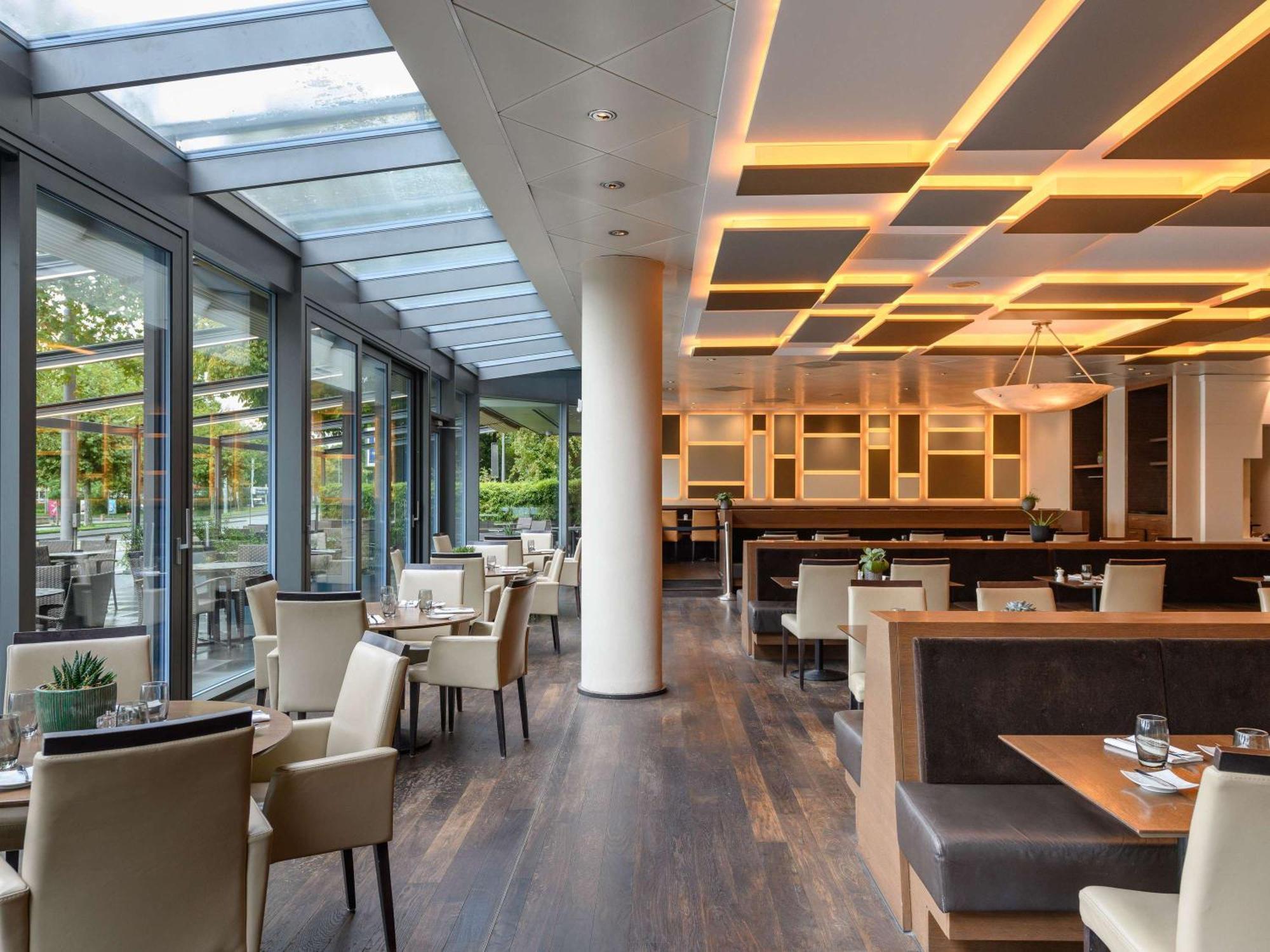 Moevenpick Hotel Lausanne Exterior foto